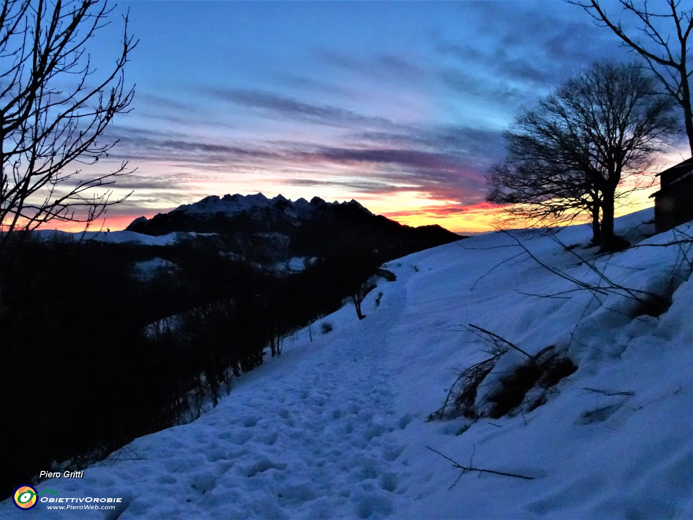 84 Rientrando sui pratoni di Prato Giugno ricompare  lo spettacolo del tramonto in Resegone.JPG